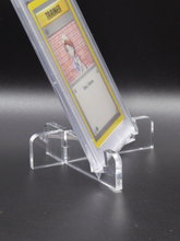 Lade das Bild in den Galerie-Viewer, Universal Acrylständer für Gehäuse - PSA Karten - Toploader Karten